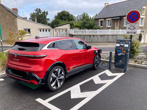Borne de recharge pour véhicules électriques