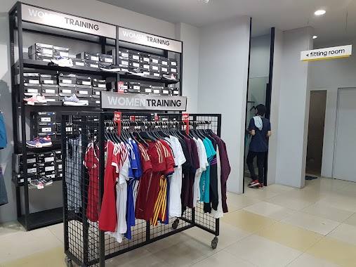 Adidas Outlet Rawamangun, Author: wahyu putra gantara