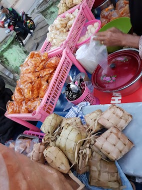 Ketupat Sayur Padang Uni Yurnidah, Author: Erika Astried