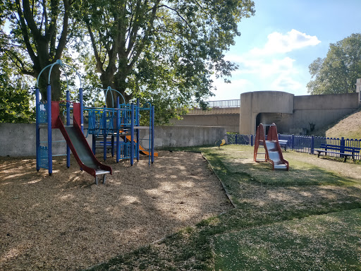 Parc avec jeux d'enfants Canal Du Midi