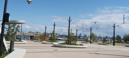 Kingsford Smith Dr at Bretts Wharf, stop 19