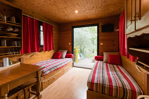 Photo de Roulottes et Cabanes de Saint Cerice / gite, HEBERGEMENT, cabane INSOLITE, SPA privatif et SAUNA en ARDECHE à Vogüé (07200)