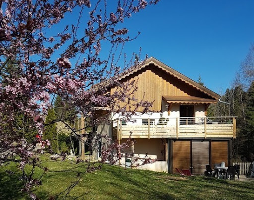 Photo de GÎTES & BIEN-ETRE : Gîte 2 pers, 2 à 3 pers et 2 à 5 pers avec terrasses et sauna privatif, en option: Hammam, jacuzzi et piscine chauffée location de montagne 950m ALT, près d'une rivière, proche station ski, Haut-Jura, Bourgogne-Franche-Comté