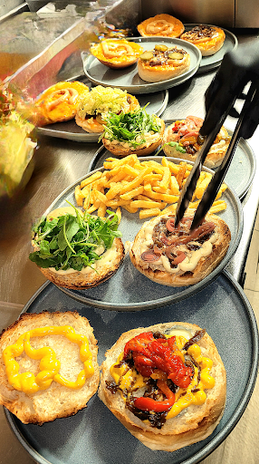 Photo 4 - Papi Henri Burger