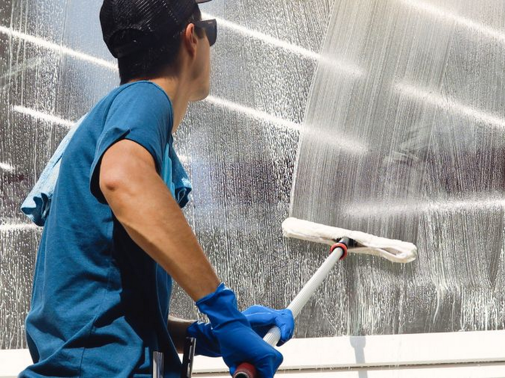 Sparkly Windows & Pressure Washing