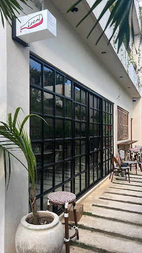 Local - Holy wine & Neo Bistro