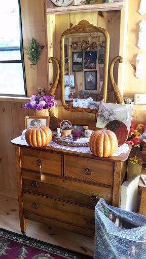 Smith's Antiques and Crafts - Thumbnail