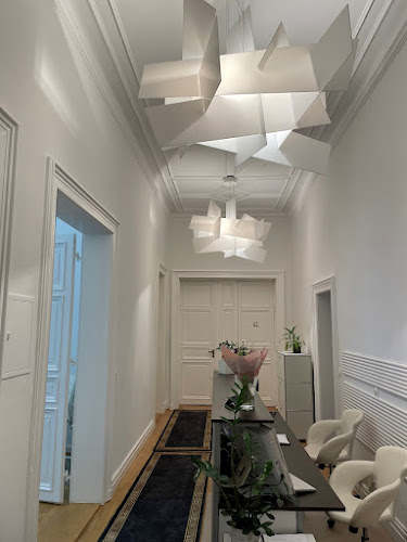 Dr. med. Arna Shab, private Hautarztpraxis mit Lasermedizin, Ästhetik und ambulante Operationen