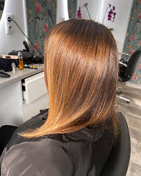 Photo n°6 de Maison de beauté Larrat- coloration végétale à Marseille (Salon de coiffure)