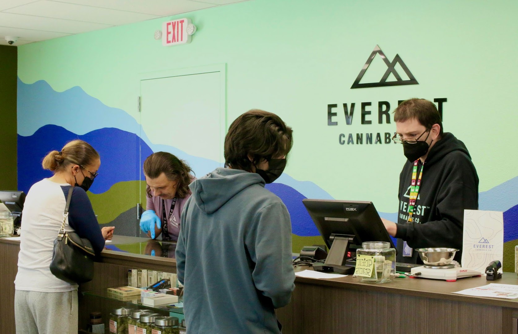 Everest Cannabis Co. - Montano Plaza photo 4