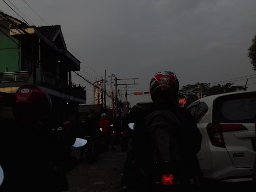 Lampu Merah Sentul, Author: Dwi Cahyo