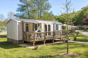 Photo n°3 de Camping Le Moulin de Surier - 4 étoiles à Beaumontois en Périgord (Court de tennis)