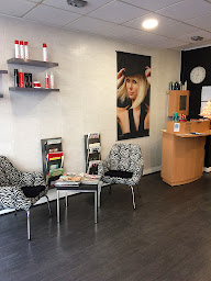 Photo n°3 de CELINECOIFFURE /KYDRA BOTANIQUE COLORATIONS NATURELLE /SOINLISSAGE TANIN BRÉSILIEN/LISSAGE LUXTER LISSFACTOR à Reims (Salon de coiffure)