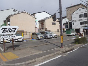 タイムズ桂川駅前