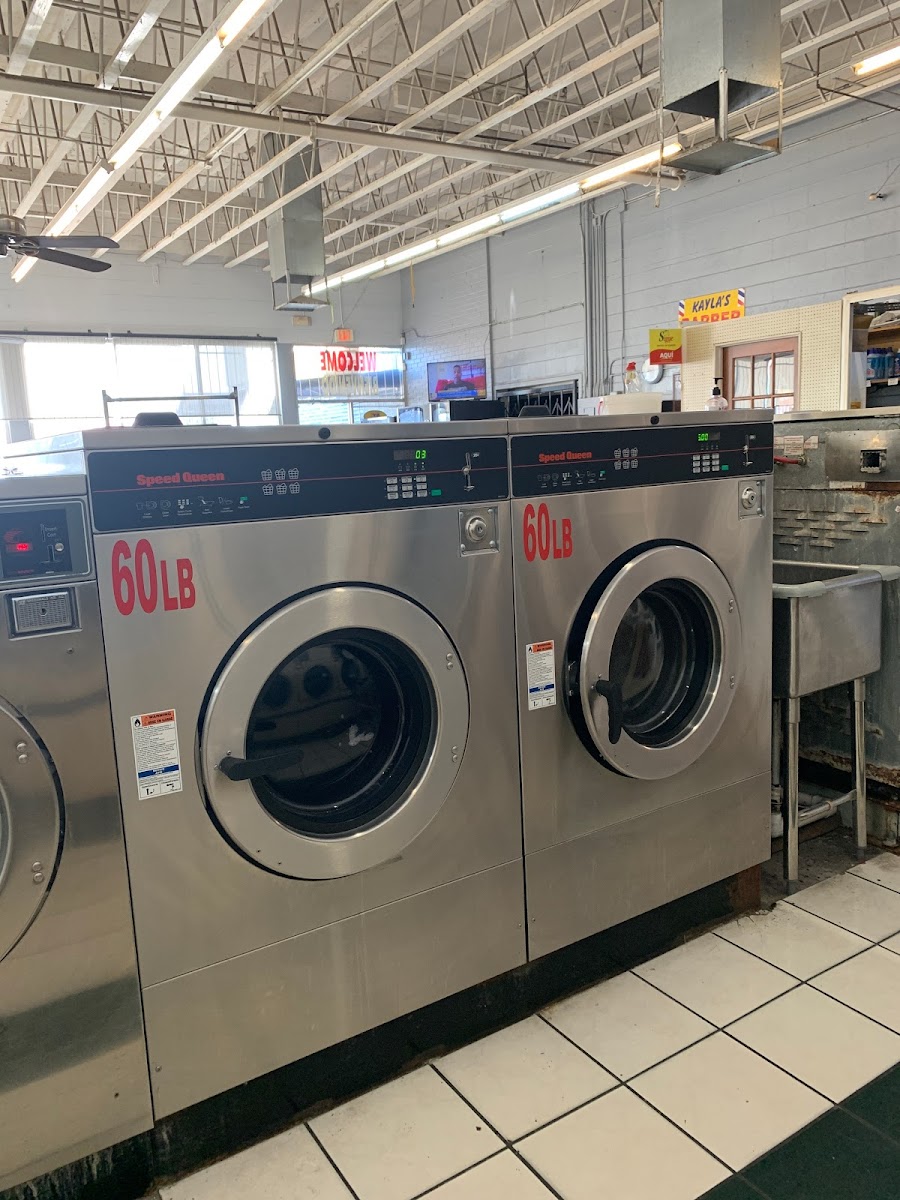Farah Laundromat storefront and entrance in Phoenix