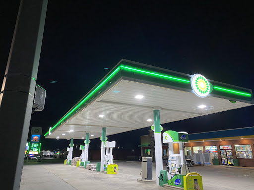 MiniMart41 BP Gas Station / Hunt Brothers Pizza