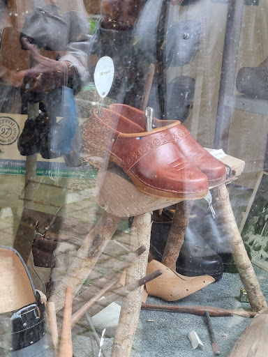 Authentic Breton wooden shoe manufacturer - Thumbnail
