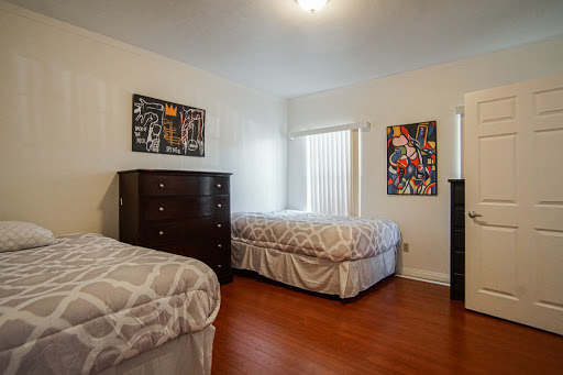 La Peer House Sober Living