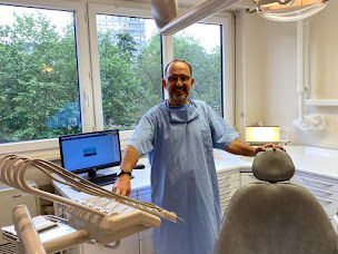 Photo n°1 de Dr. Alain Flak - Chirurgien dentiste à Coubevoie / La Défense à Courbevoie (Dentiste)