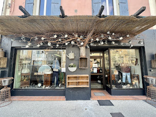 Photo n°1 de Bagatelles d’Autrefois à Sainte-Cécile-les-Vignes (Magasin de vêtements pour femmes)