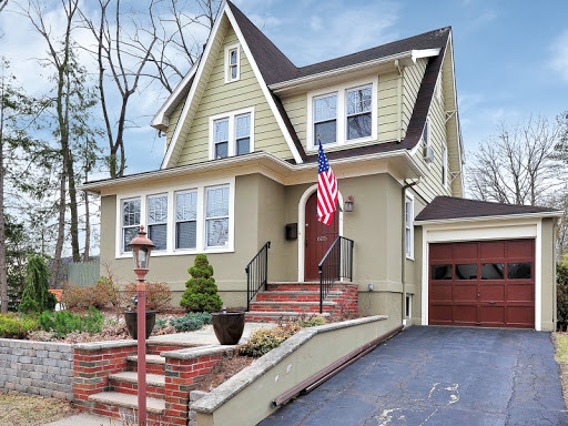 Roslyn "Rozzy the Realtor" Breitstein Realtor Coldwell Banker Alpine/Closter - Thumbnail