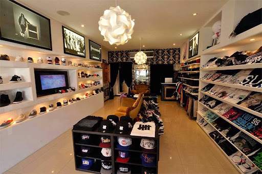 Trainers store - Visual