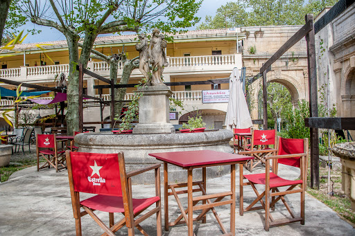 Photo de L'Amandeline : Location saisonnière de 11 appartements de vacances meublés à Allègre située en face de la station thermale Les Fumades les Bains, proche du Casino GARD