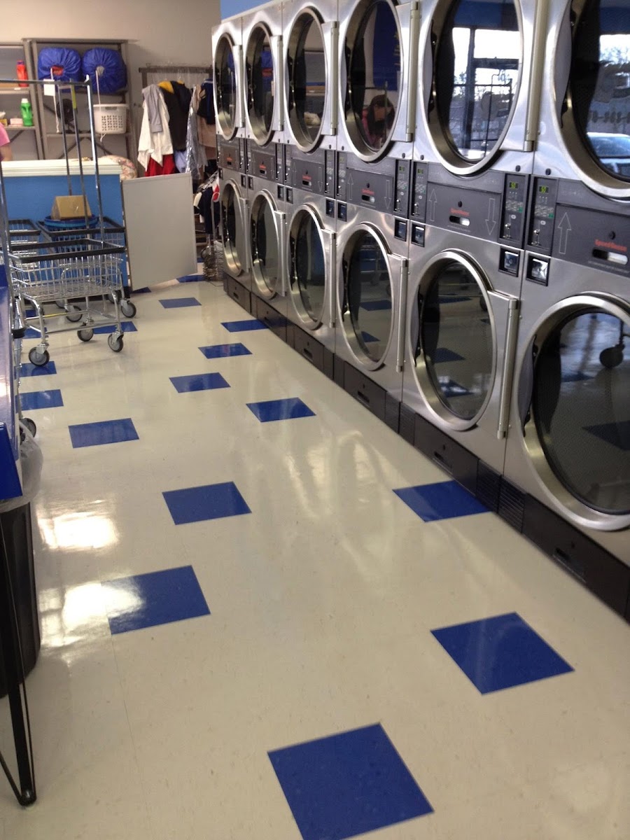 Splash 'Em Out Laundromat storefront and entrance in Lexington