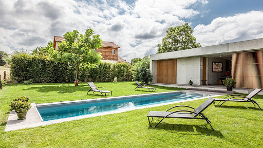 Photo de Jaune & Bleu / l'esprit piscine à Saint-Julien-de-Coppel (63160)