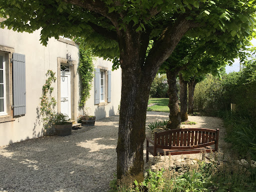 Photo de L'ANCIENNE FERME Ch. d'hôtes 14 personnes. Piscine à Courçon (17170)