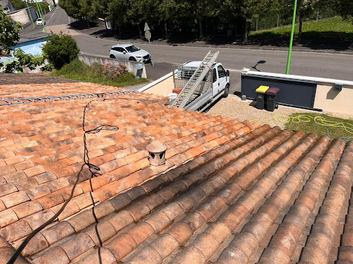 Photo de BKR Solution Habitat - Couvreur rénovation - nettoyage et démoussage toiture à Bellac (87300)