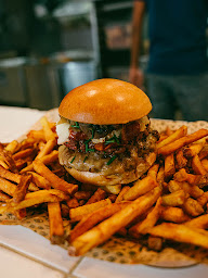 Photo n°43 de ROOMIES MIROMESNIL - Burger Paris à Paris (Restaurant)