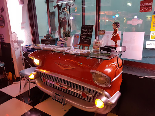 Le Sixties Café