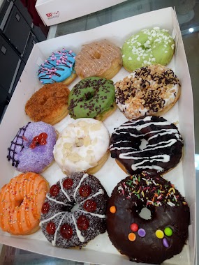 Donat Madu cab Cipayung, Author: Reni Susilowati