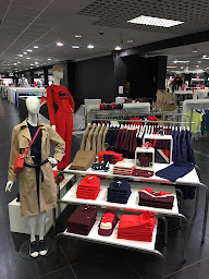 Photo n°38 de Lacoste Outlet Marques Avenue Troyes à Saint-Julien-les-Villas (Magasin de vêtements pour femmes)