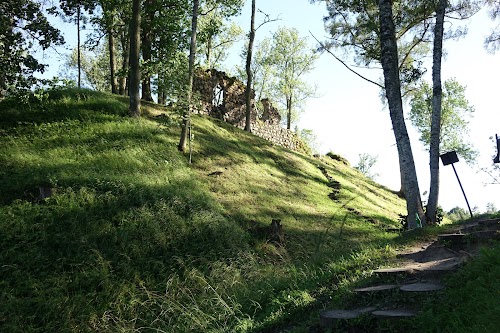 Helme ordulinnuse varemed