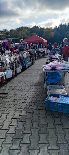 Flohmarkt auf dem Parkplatz Möbel Heinrich - Thumbnail