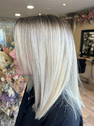 Photo n°6 de Laura Prodhomme - Artisan Coiffeur à Évran (Magasin de produits de beauté)