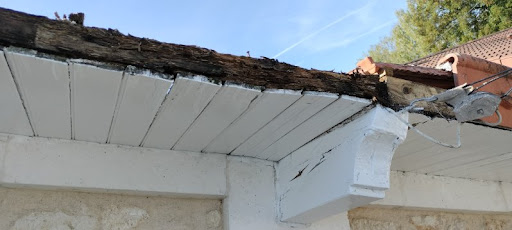 Photo de BJ Couvreur - Angoulême Charente Fuite Dépannage Toiture à Gond-Pontouvre (16160)