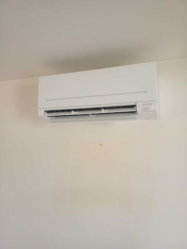 Climatisation réversible Mitsubishi Electric ❄️🔥
Nouveau chantier terminé ! Nous avons réalisé l'installation complète d'une climatisation monosplit Mitsubishi Electric pour garantir un confort thermique optimal été comme hiver.

Nos prestations sur cette intervention :

Unité intérieure : pose soignée de l'unité murale haute performance, intégration discrète et finitions propres.

Unité extérieure : fixation sur support mural anti-vibrations, acheminement des liaisons frigorifiques et électriques sous goulotte de finition parfaitement alignée.

Que ce soit pour affronter la chaleur de l'été ou chauffer efficacement votre intérieur en hiver, optez pour une solution économique et performante.

🔧 Une étude ou un devis gratuit pour vos projets de climatisation / pompe à chaleur ?

Contactez-nous directement ou retrouvez-nous sur notre site web !