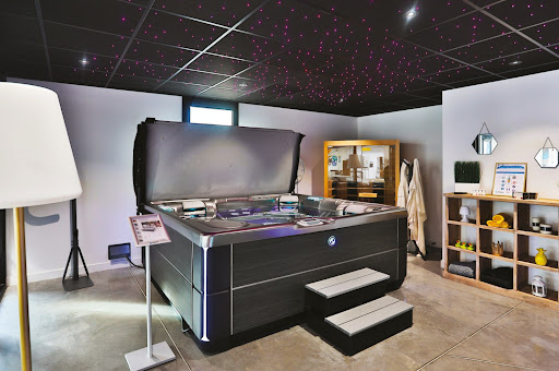 Photo de EASY PISCINES & SPAS, LE SHOW-ROOM ( EXPO SPA, MOBILIERS EXTERIEURS, LUMINAIRES....) à Treize-Vents (85590)