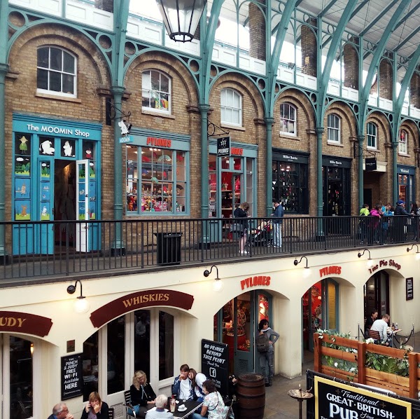 There are shops in london. The Moomin shop London. Covent Garden Market. 4. Covent Garden Market. MINALIMA shop in London.