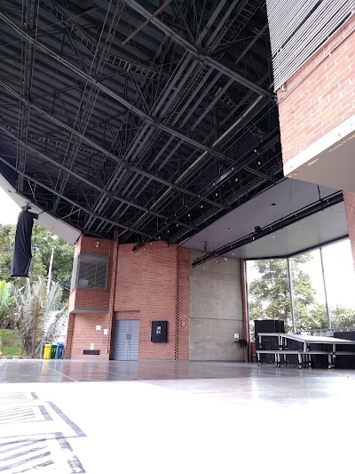 Photos of outdoor theater middle cake - idartes stage