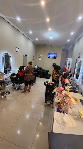 Ricuns Hair And Beauty Salon