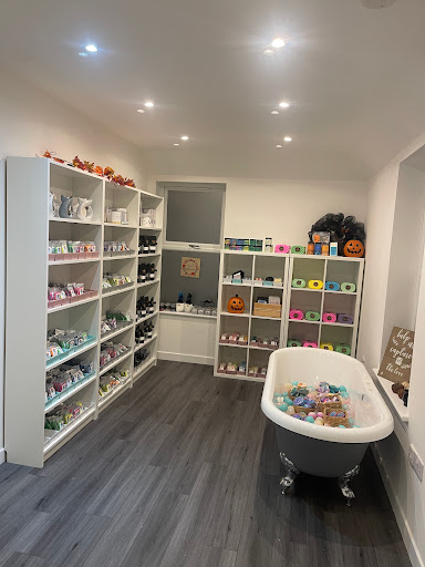 The wee home fragrance studio - Thumbnail
