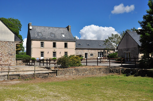 Photo de Gîtes de Lopéau; piscine couverte et spa en extérieur, Finistère, Bretagne à Plomodiern (29550)