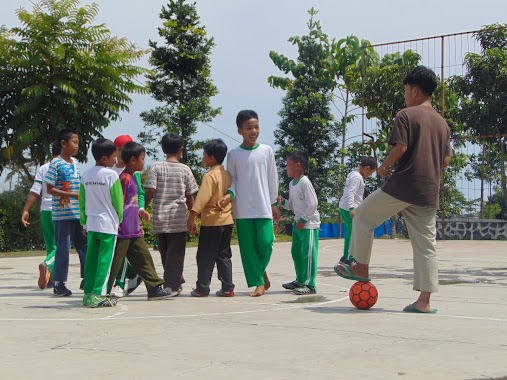 Sekolah Unggulan Islami, Author: Hariri Suben