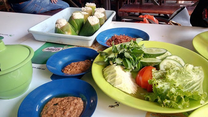 Nasi Uduk Kebon Kacang Puas Hati ibu Tati, Author: Dyah Ayuningrum