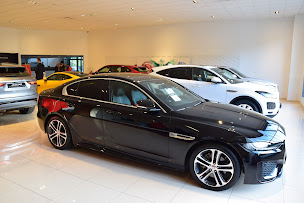 Photo n°1 de Jaguar Discover Annecy à Annecy (Vendeur de voitures d'occasion)