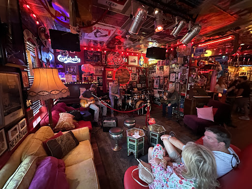 The Red Bar - Visual